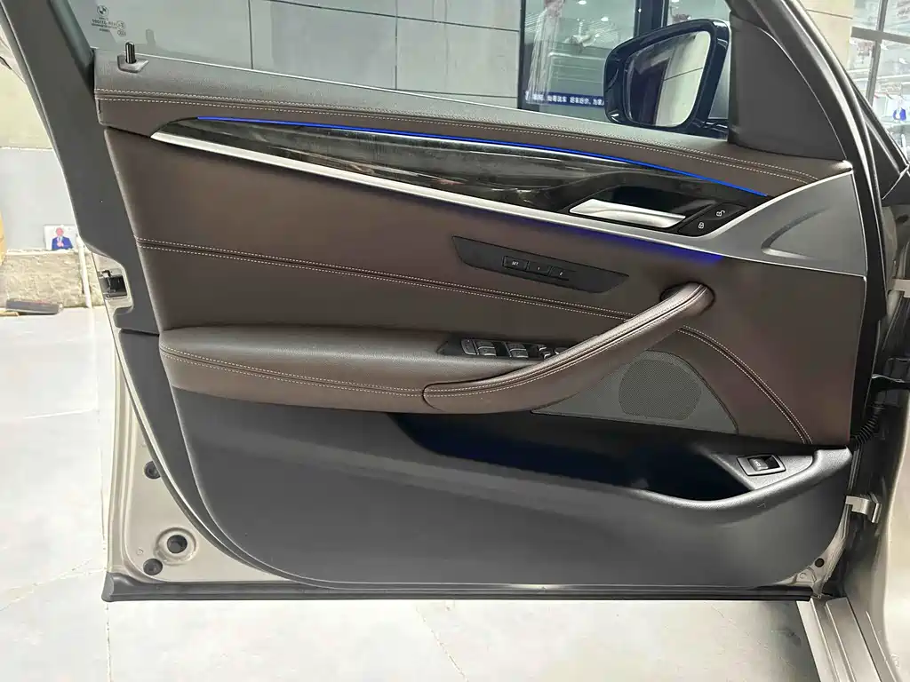 BMW 5 Series — миниатюра 12