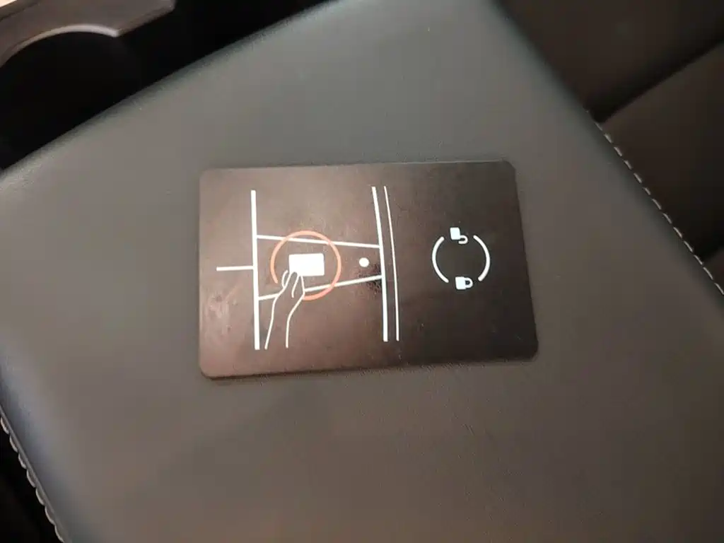 Tesla Model Y — миниатюра 9