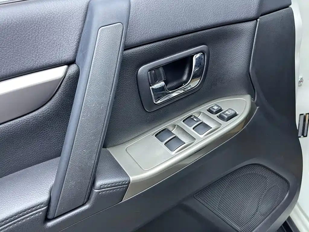 Mitsubishi Pajero (Import) — миниатюра 12