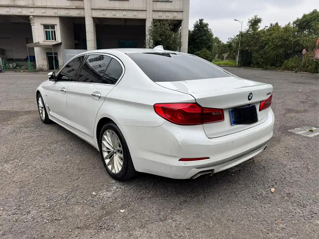 BMW 5 Series — миниатюра 9