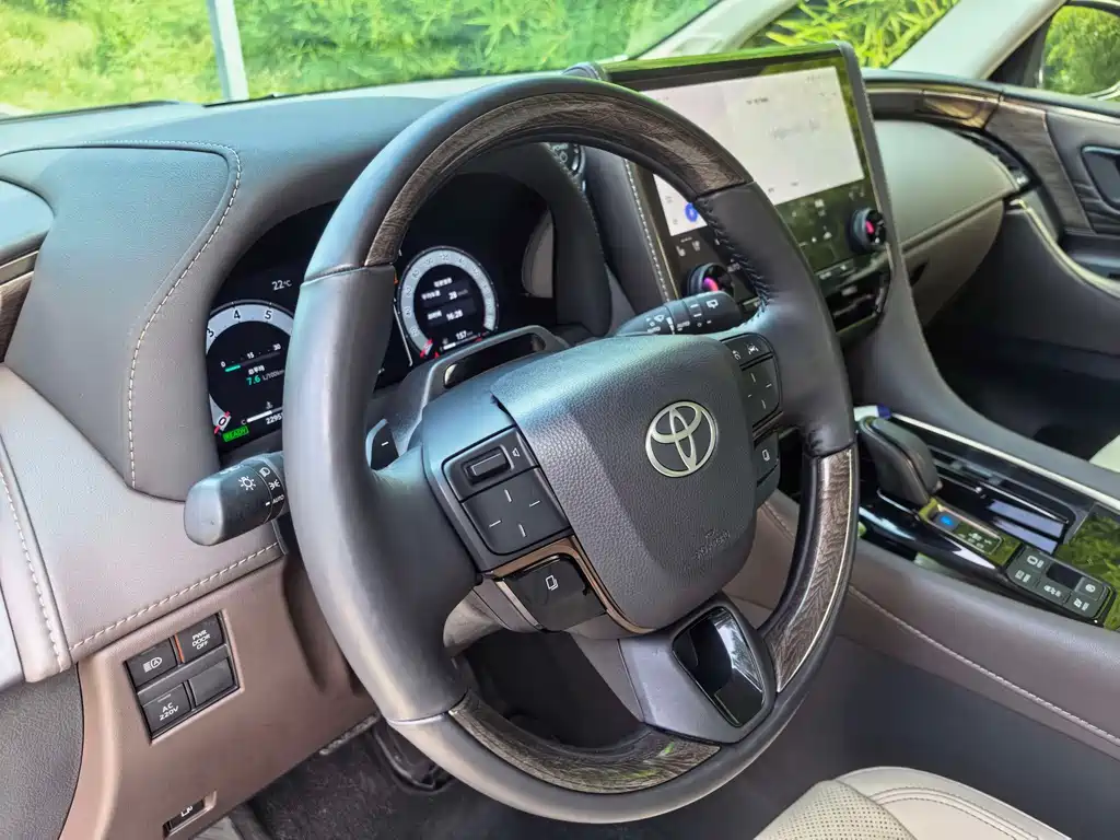 Toyota Alphard — миниатюра 5