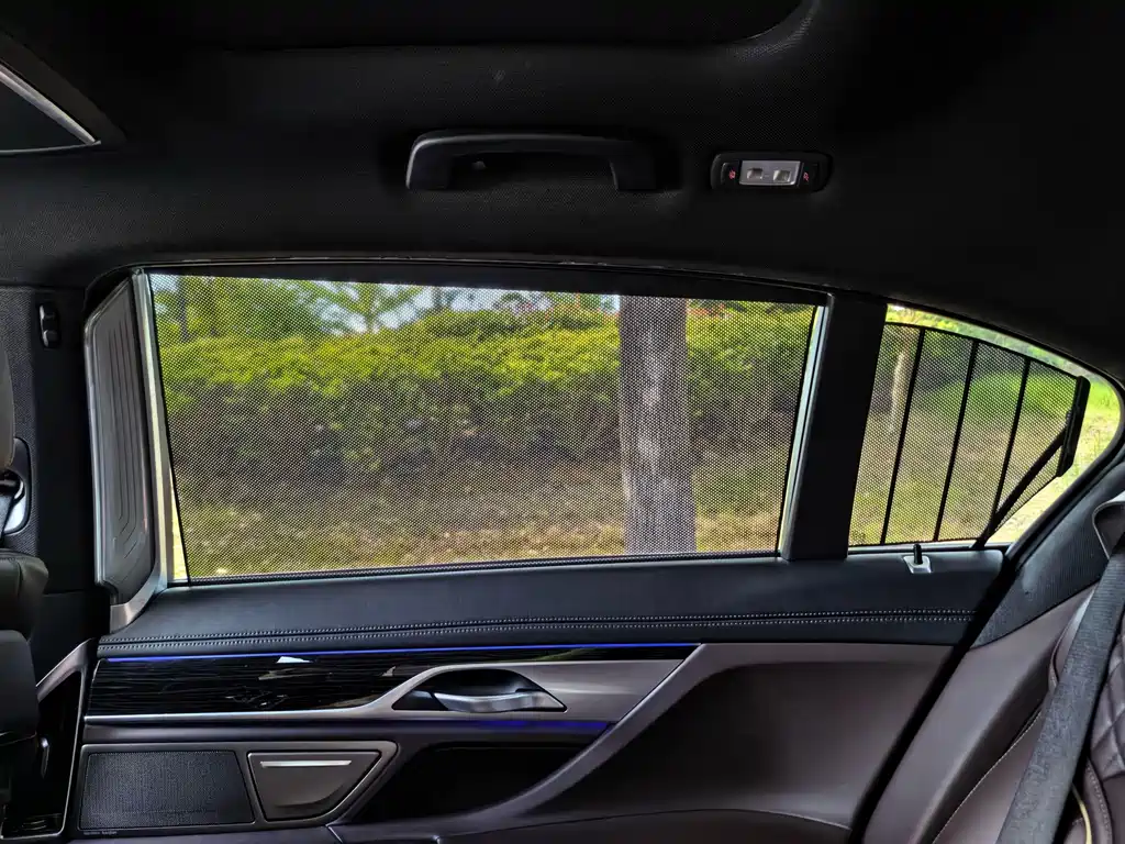 BMW 7 Series — миниатюра 14