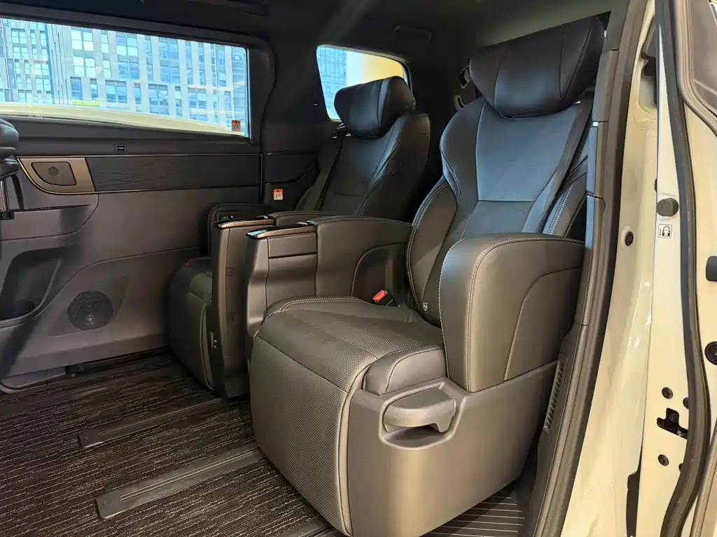 Toyota Alphard — миниатюра 11