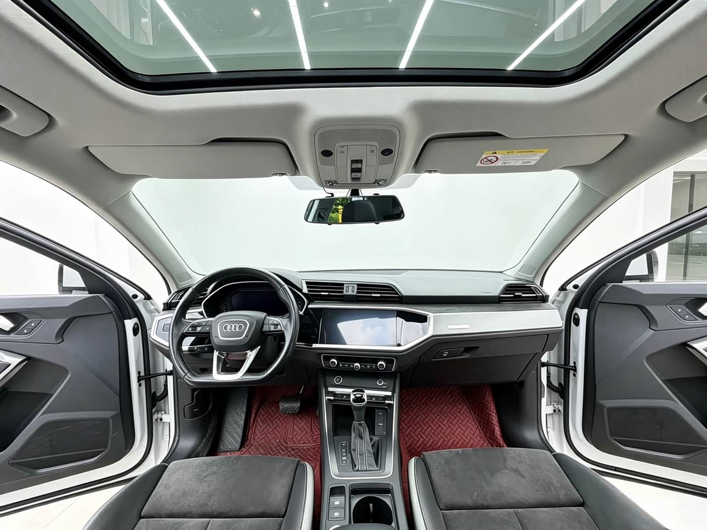 Audi Q3 1.4 л 2022 г. Белый, пробег 31000 км