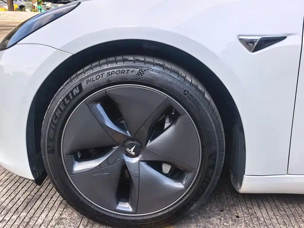 Tesla Model 3 — миниатюра 17