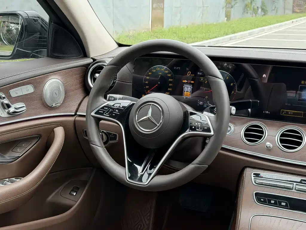 Mercedes-Benz E-Class — миниатюра 5