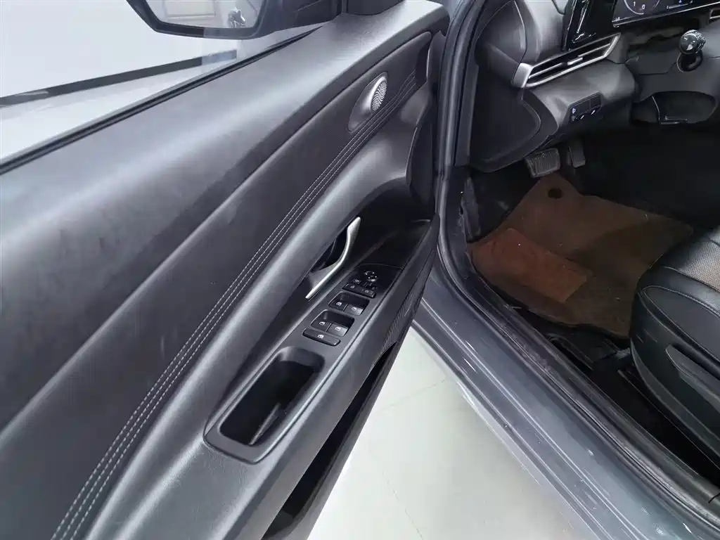 Hyundai Elantra — миниатюра 11