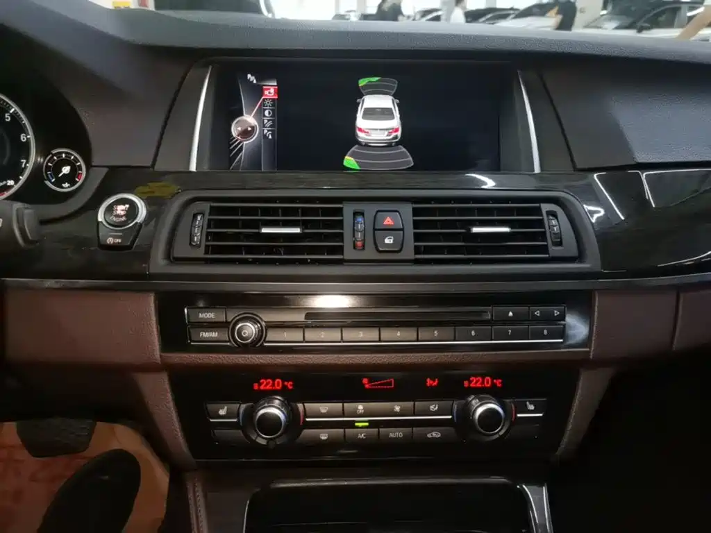 BMW 5 Series — миниатюра 13