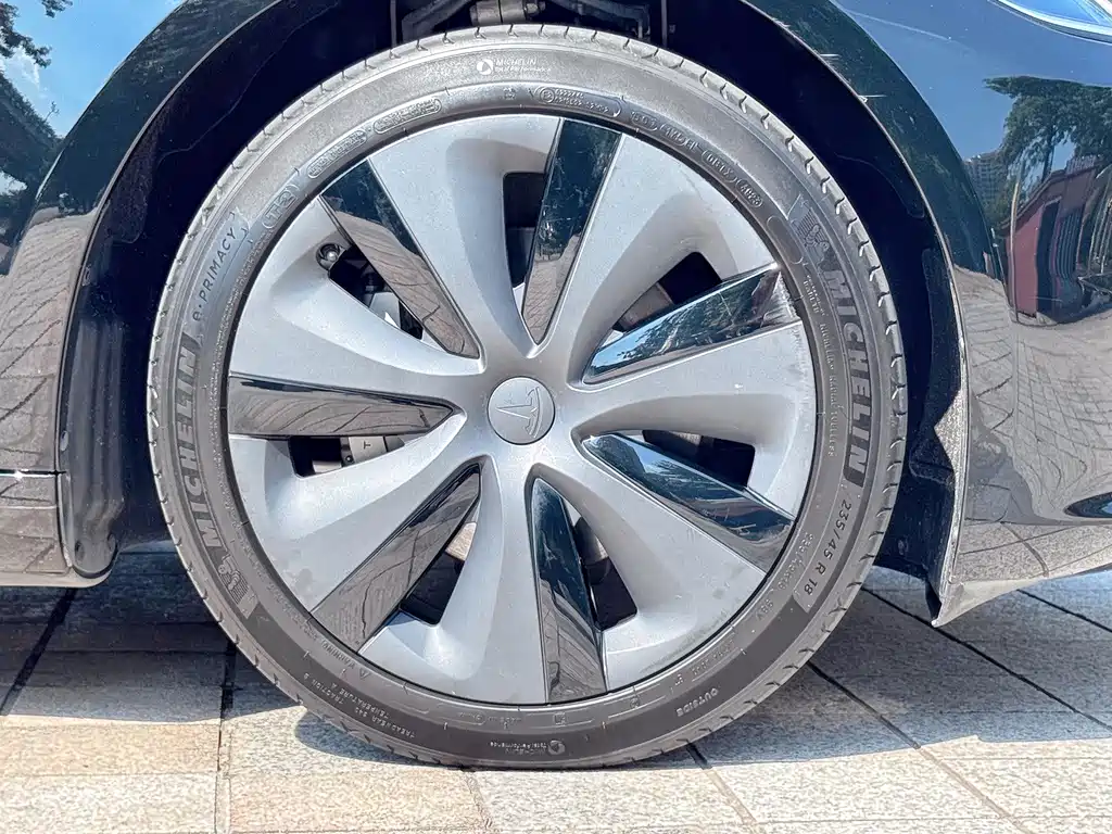Tesla Model 3 — миниатюра 7