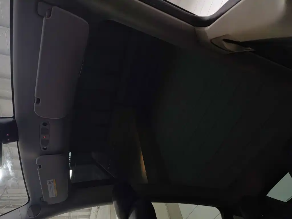 Tesla Model Y — миниатюра 14