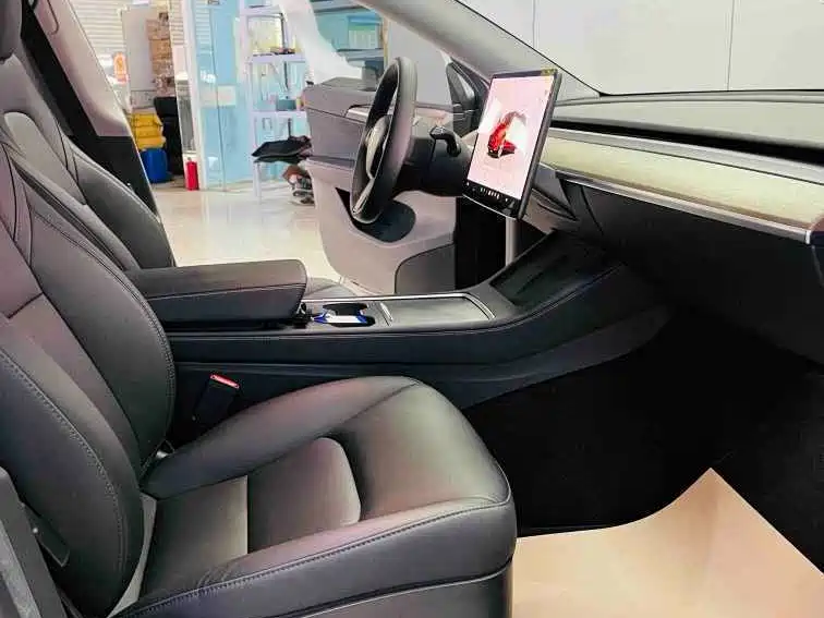 Tesla Model Y — миниатюра 6