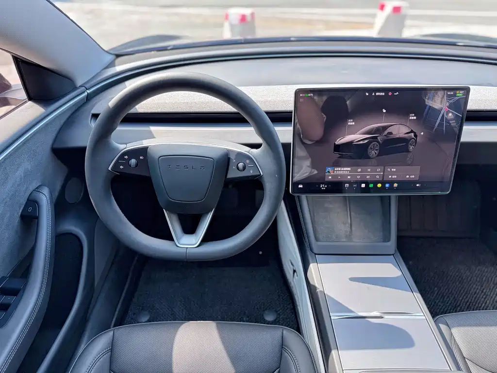 Tesla Model 3 — миниатюра 9