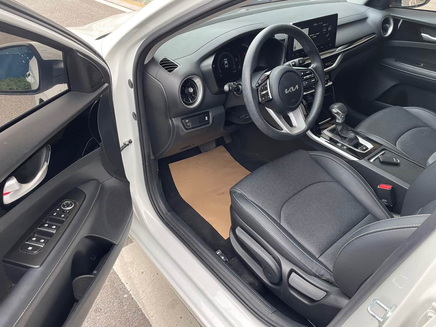Kia K3 1.5 л 2022 г. Белый, пробег 25000 км