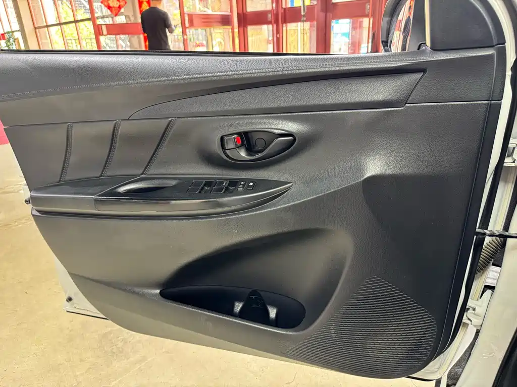 Toyota Yaris L - фото 10