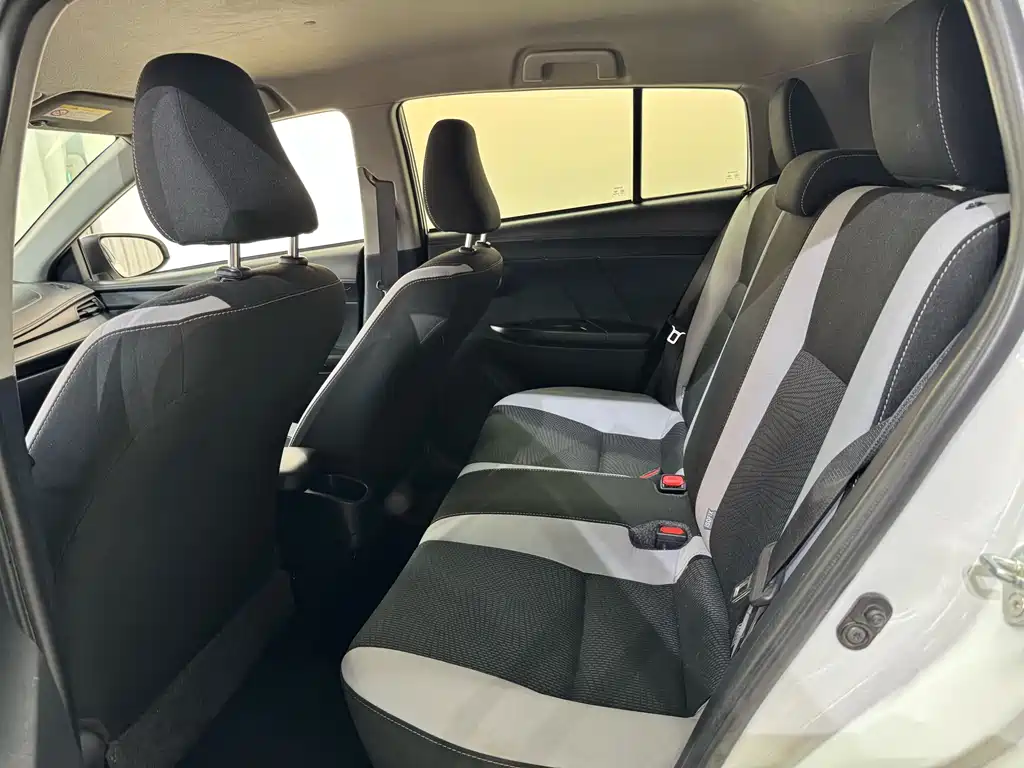 Toyota Yaris L - фото 17