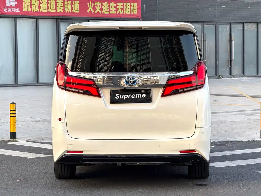 Toyota Alphard — миниатюра 9
