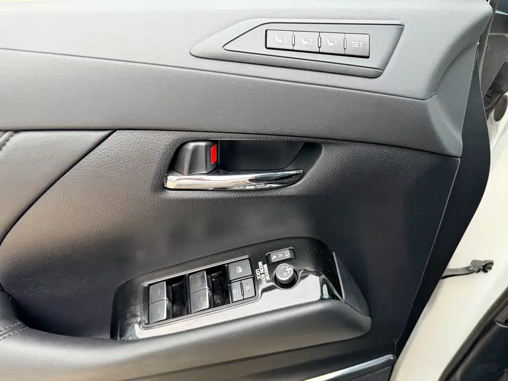 Toyota Alphard — миниатюра 14