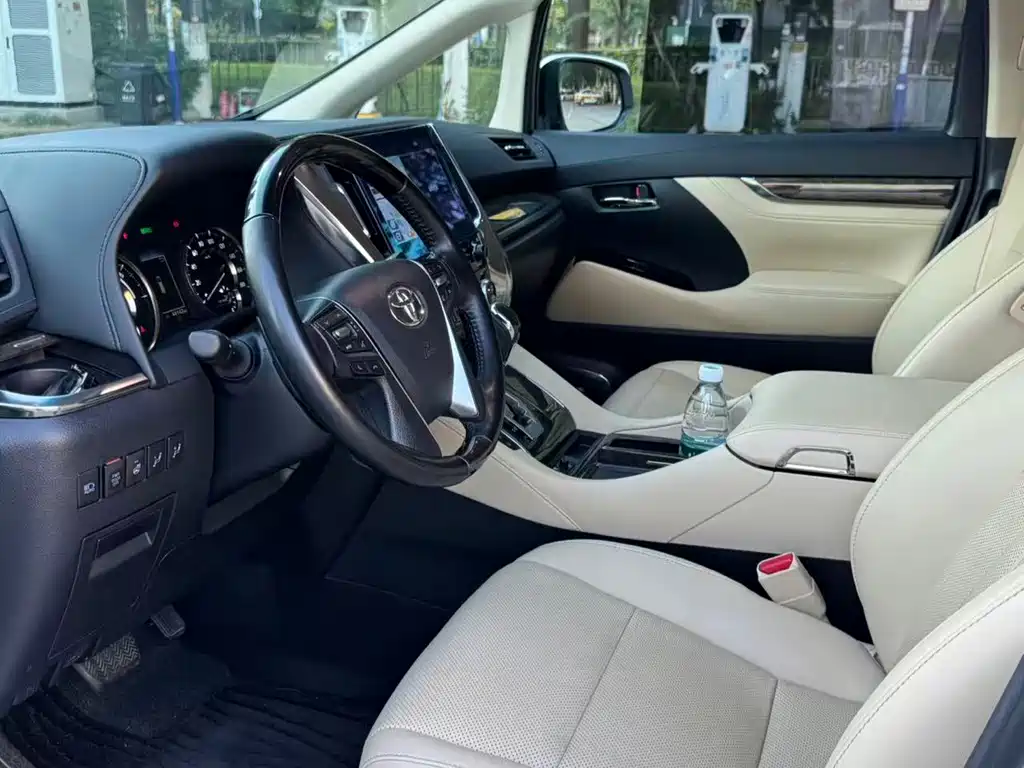 Toyota Alphard — миниатюра 16