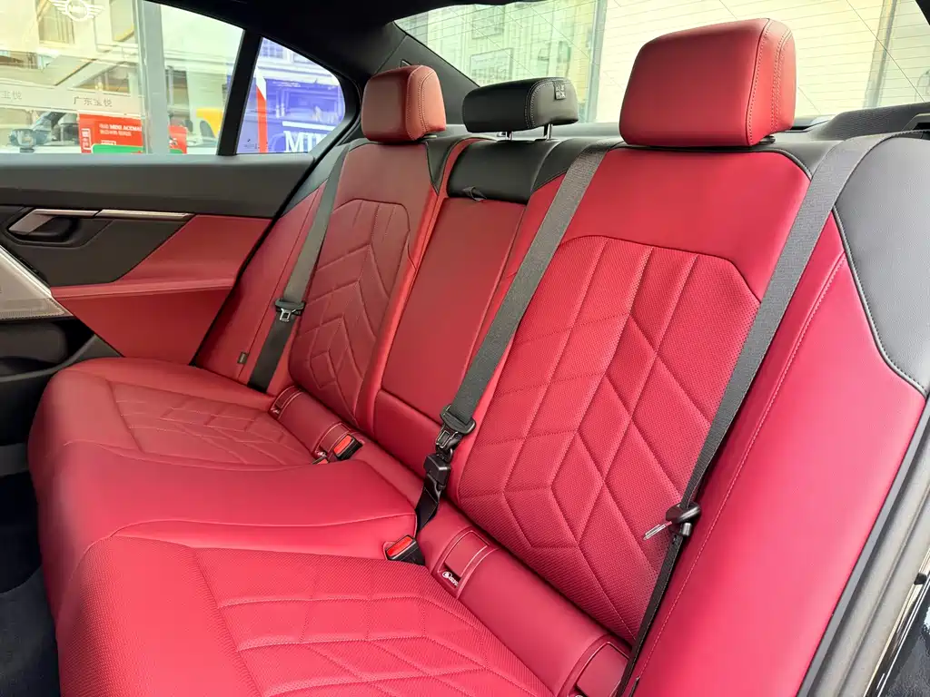 BMW 5 Series — миниатюра 13