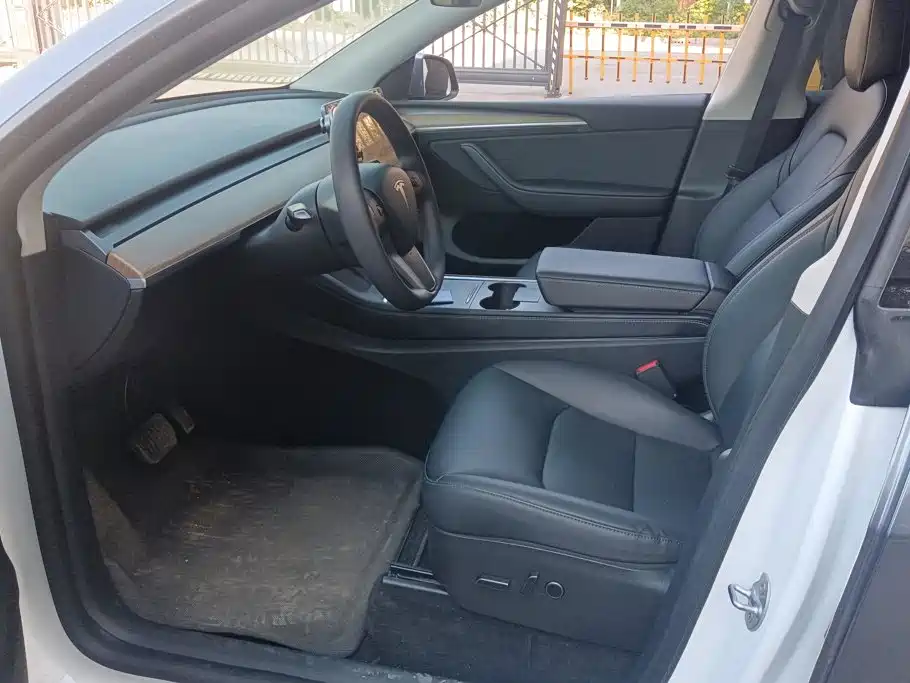 Tesla Model Y — миниатюра 9