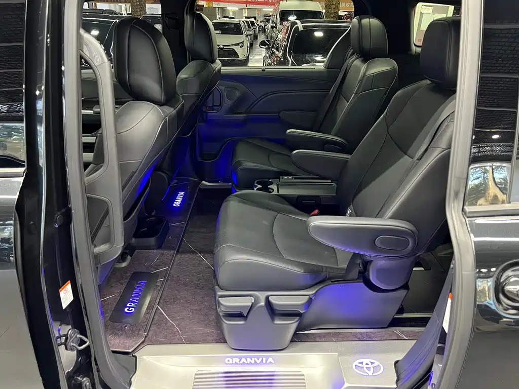 Toyota Granvia — миниатюра 6