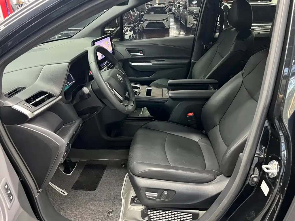 Toyota Granvia — миниатюра 5