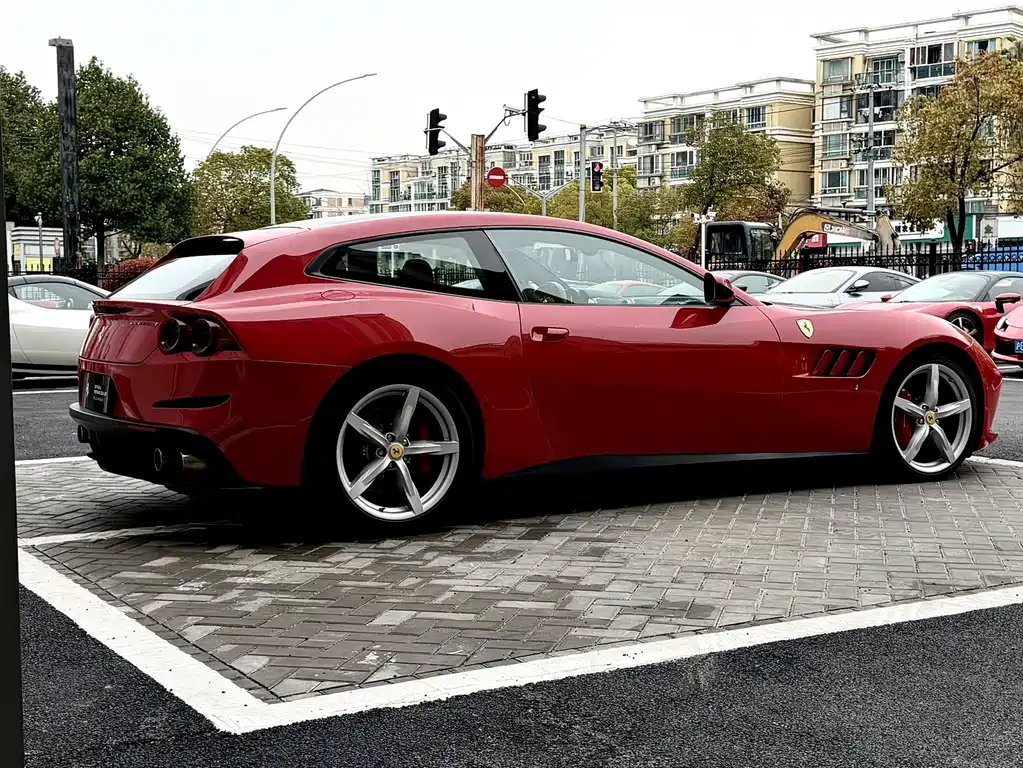 Ferrari GTC4Lusso 2017 3.9T V8