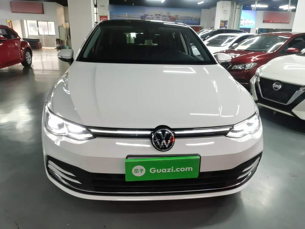 Volkswagen Golf 1.4 л 2023 г. Белый, пробег 38800 км