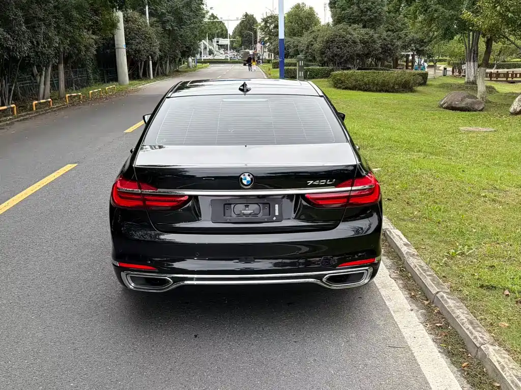 BMW 7 Series — миниатюра 6