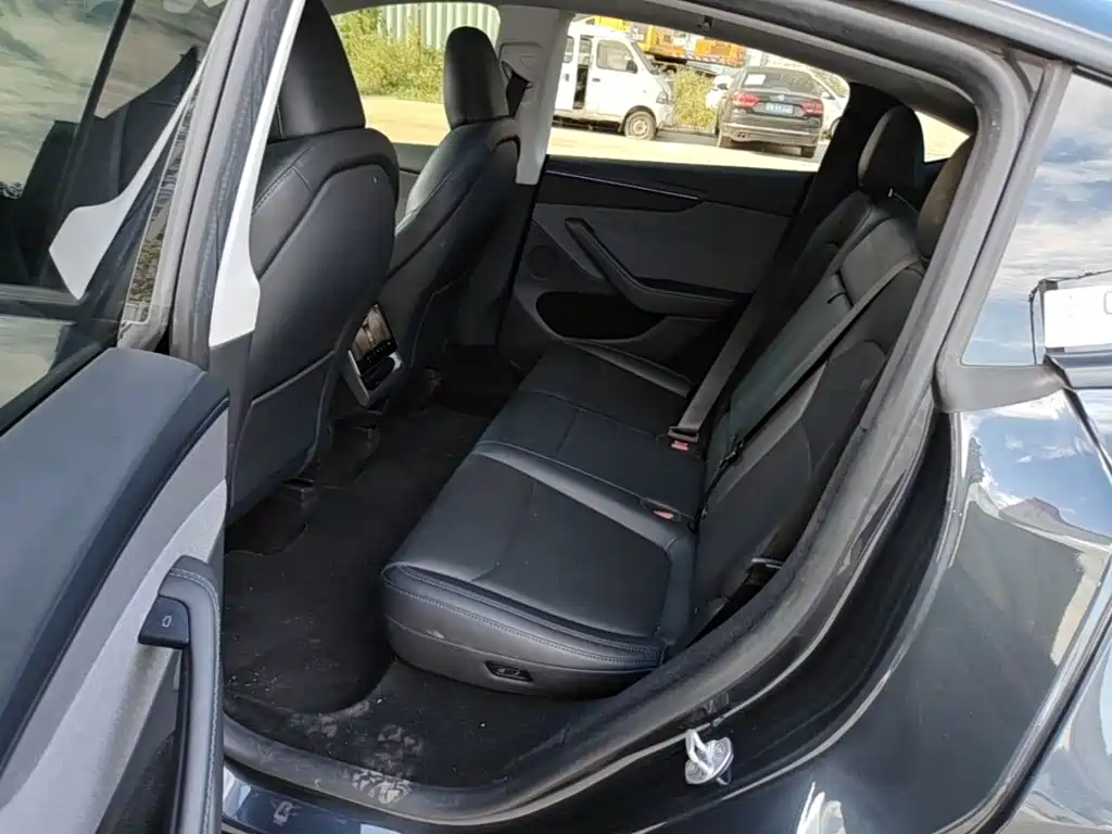 Tesla Model Y — миниатюра 17