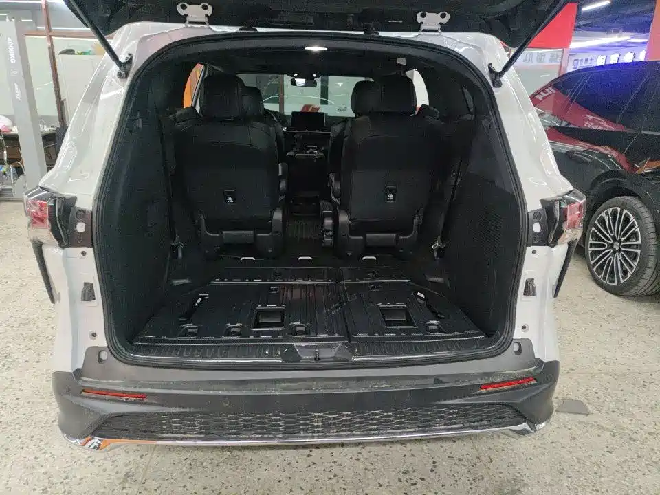 Toyota Granvia — миниатюра 8