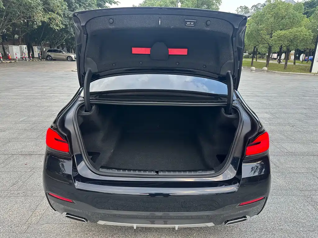 BMW 5 Series — миниатюра 17