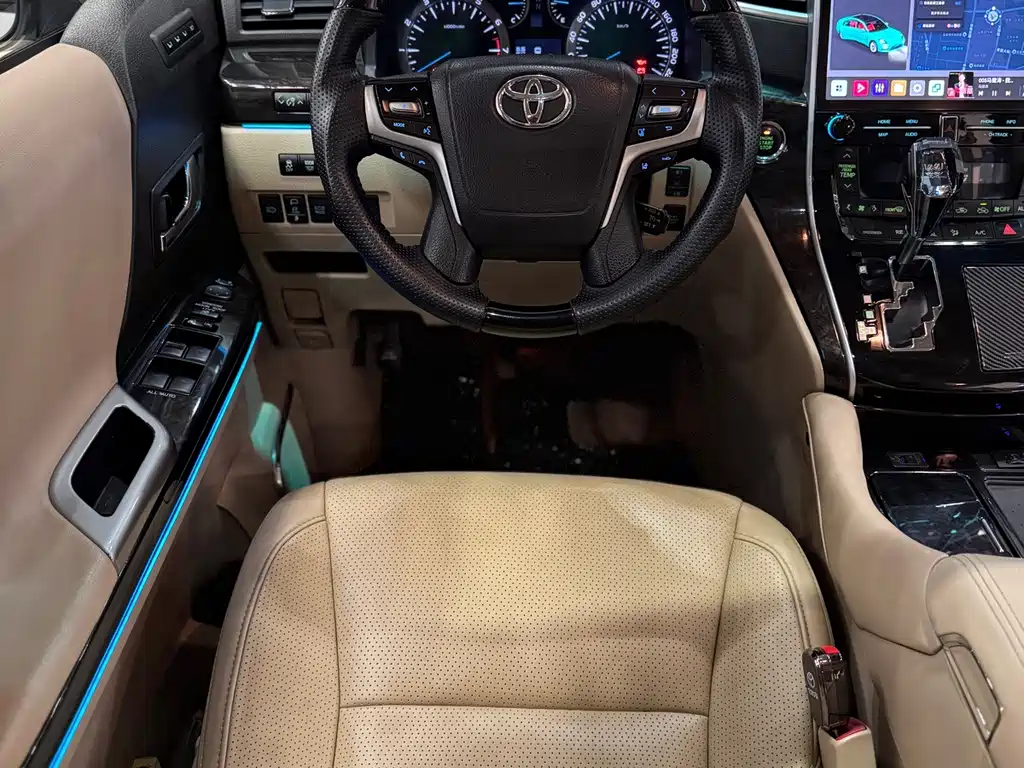 Toyota Alphard — миниатюра 12