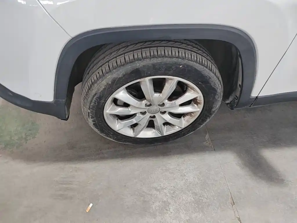 Jeep Cherokee (Import) — миниатюра 23