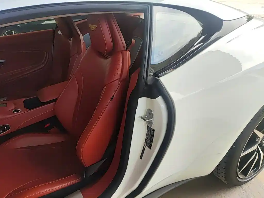 Aston Martin DB11 — миниатюра 5