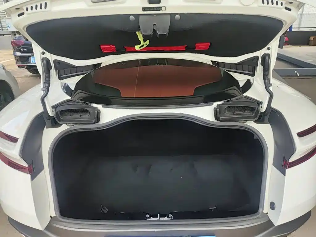 Aston Martin DB11 — миниатюра 6