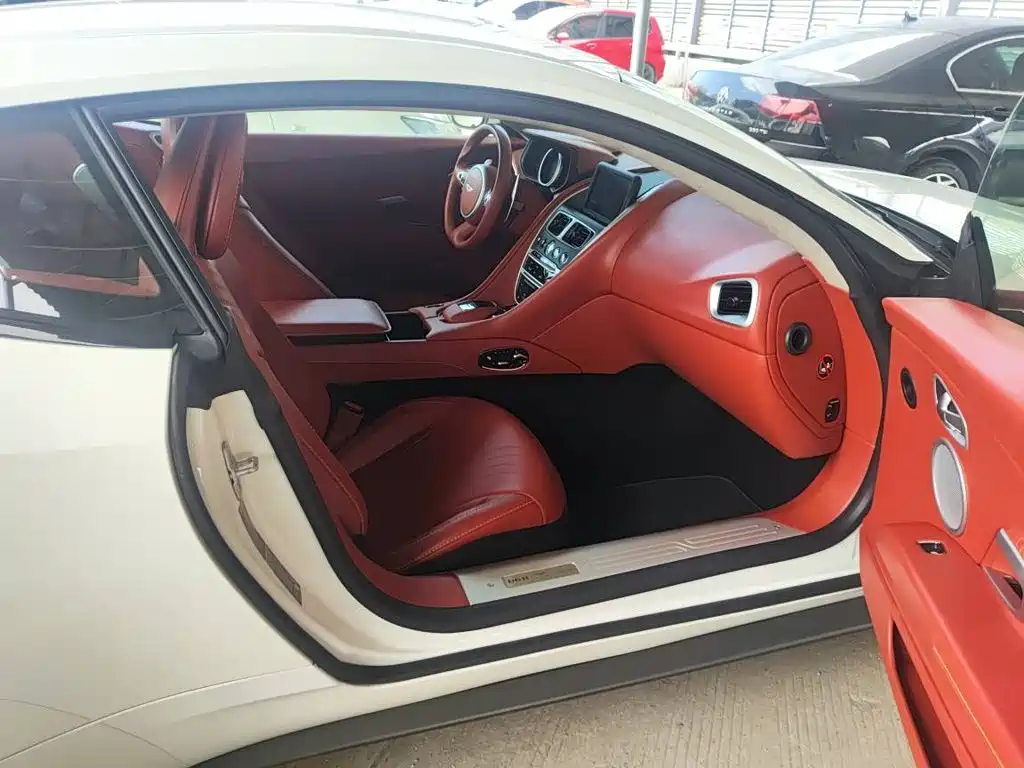 Aston Martin DB11 — миниатюра 8