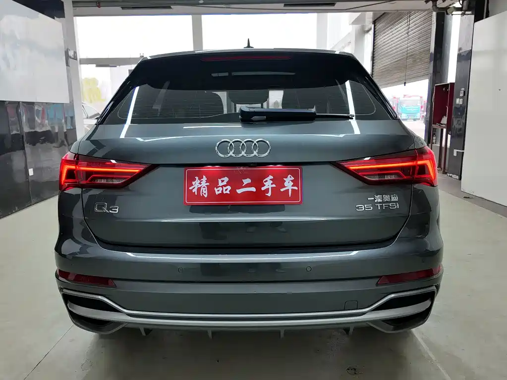 AUDI Q3