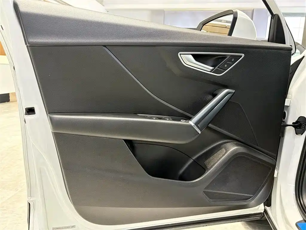 Audi Q2L e-tron - фото 14