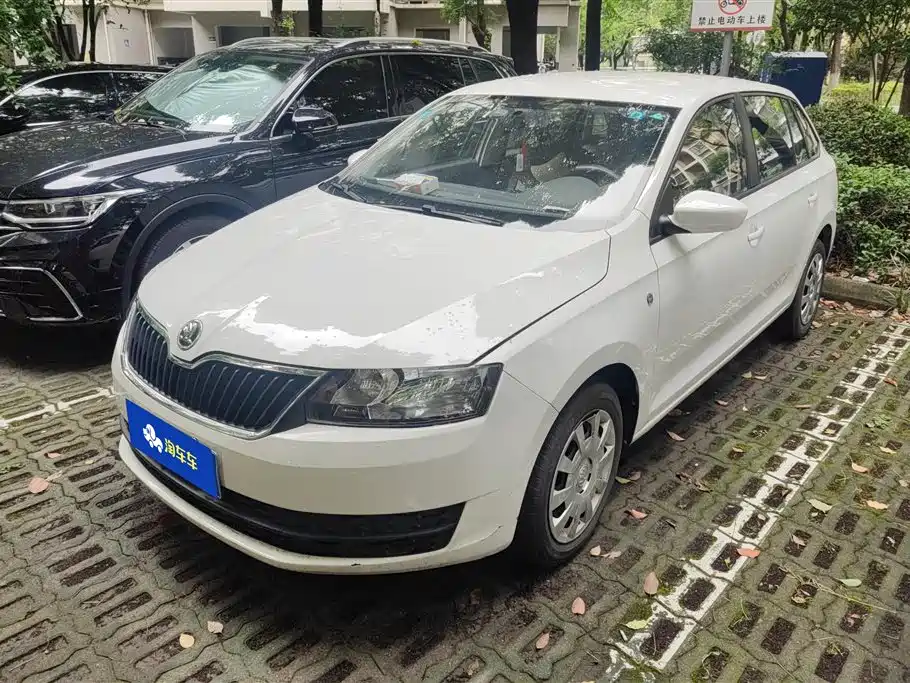 Skoda Rapid Spaceback 2016 1.6L MT