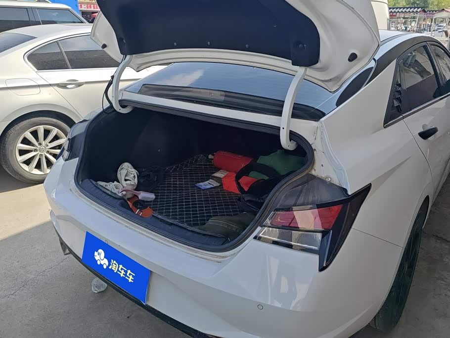 Hyundai Elantra 1.5 л 2023 г. Белый, пробег 29700 км