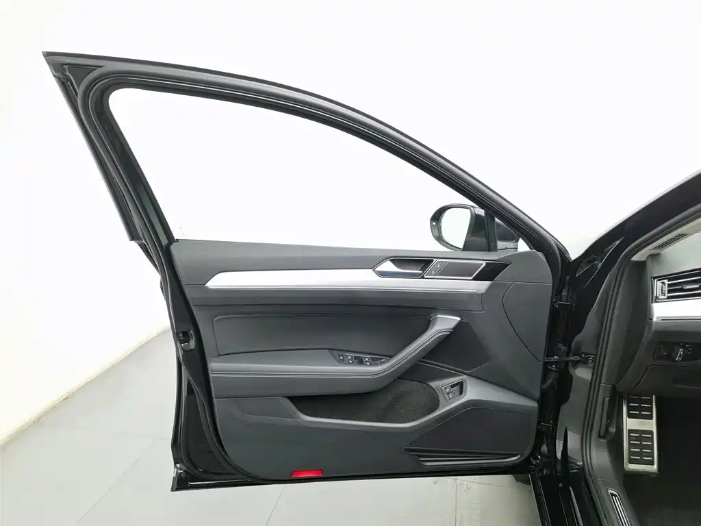 VOLKSWAGEN MAGOTAN GTE PLUG IN HYBRID