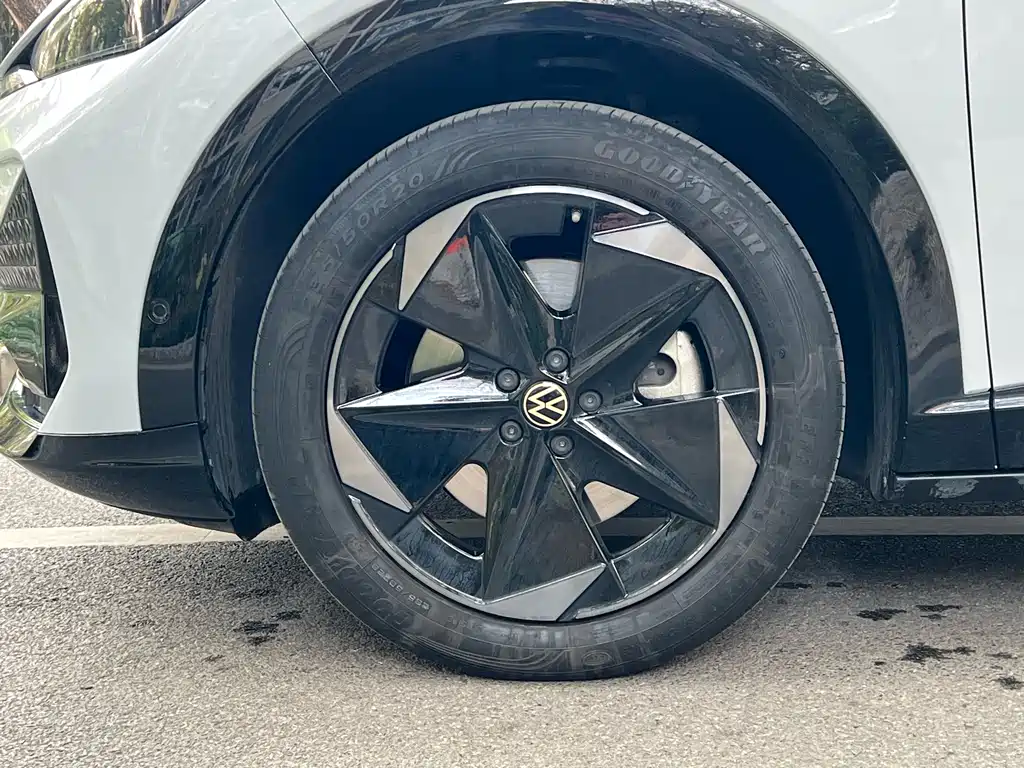 VOLKSWAGEN WITH THE CROWD 06