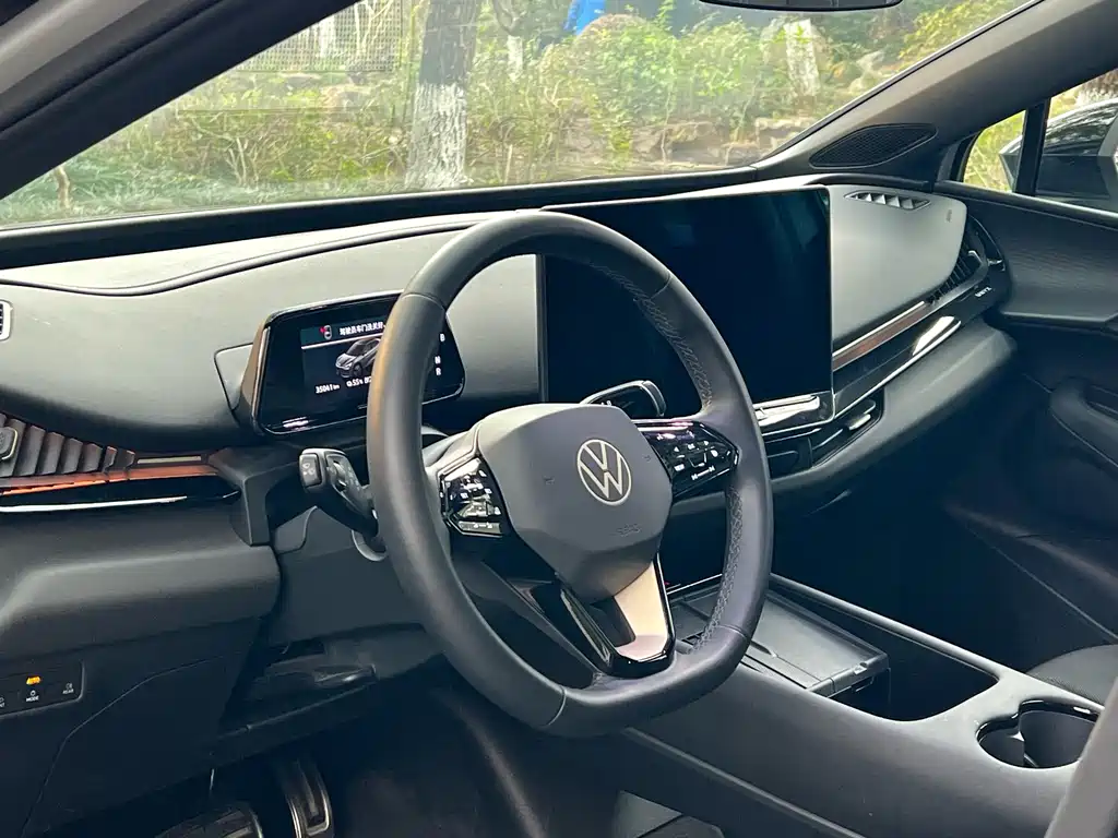 VOLKSWAGEN WITH THE CROWD 06