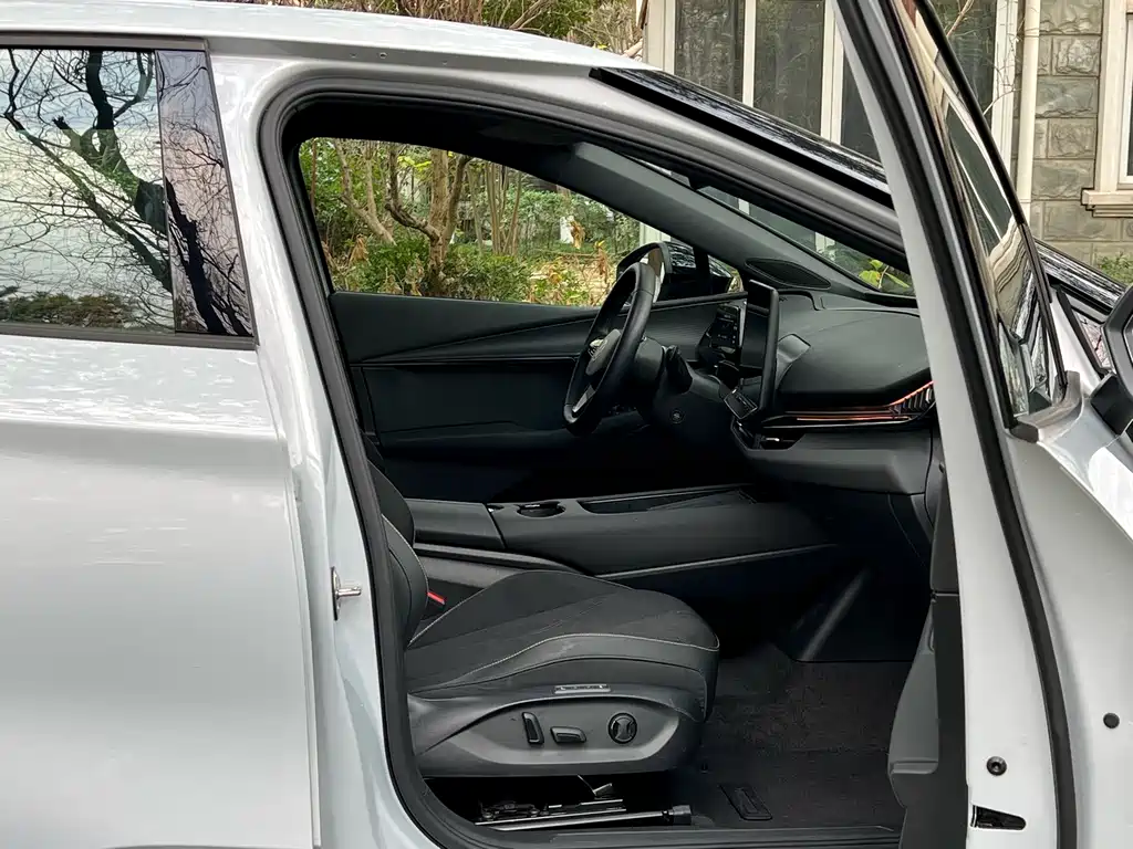 VOLKSWAGEN WITH THE CROWD 06