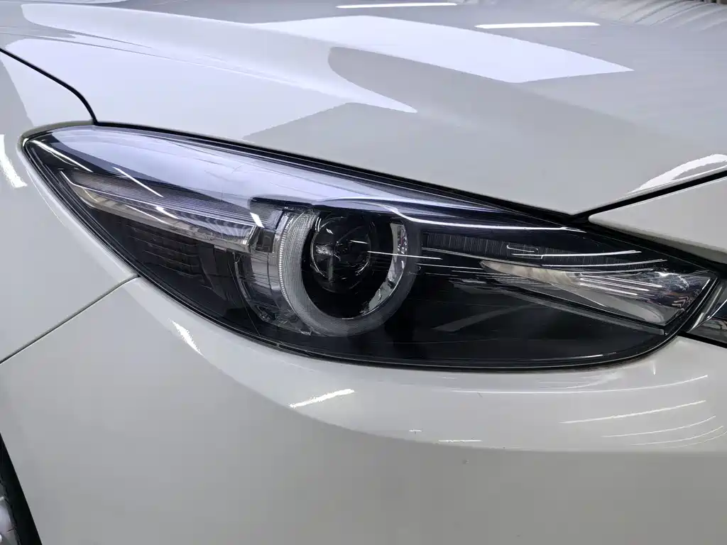 Mazda Mazda3 3 2017 1.5L AT Luxury V