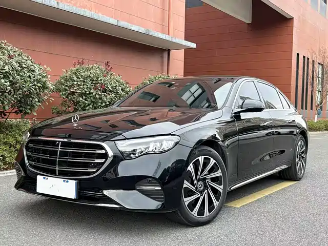 Mercedes-Benz E-Class — фото 1