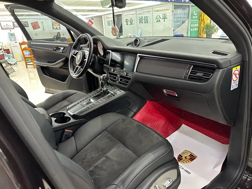 PORSCHE MACAN
