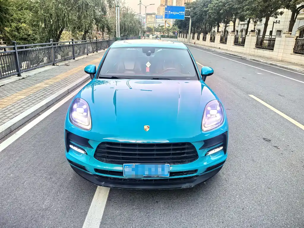 PORSCHE MACAN