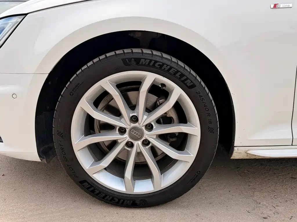 Audi A4L 2019 40 TFSI Fashion V